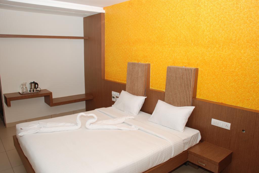 Hotel Pla Amrith Inn Tiruchirappalli Екстер'єр фото