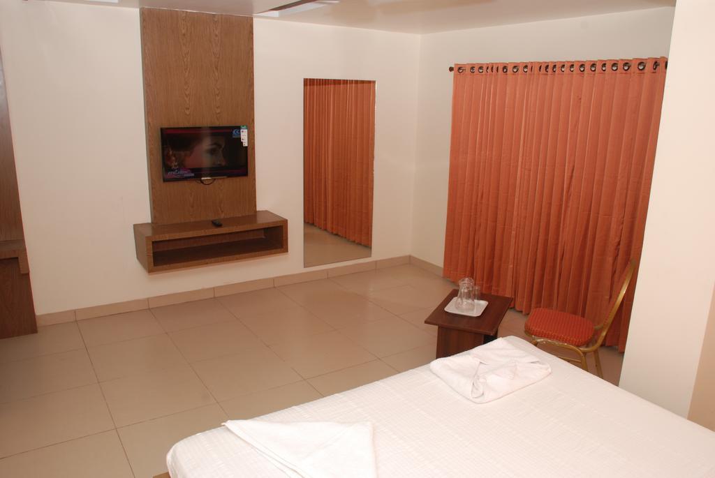 Hotel Pla Amrith Inn Tiruchirappalli Екстер'єр фото