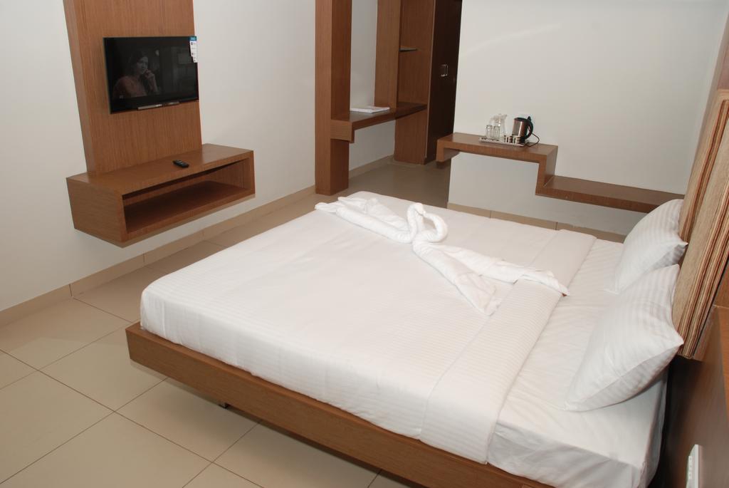 Hotel Pla Amrith Inn Tiruchirappalli Екстер'єр фото