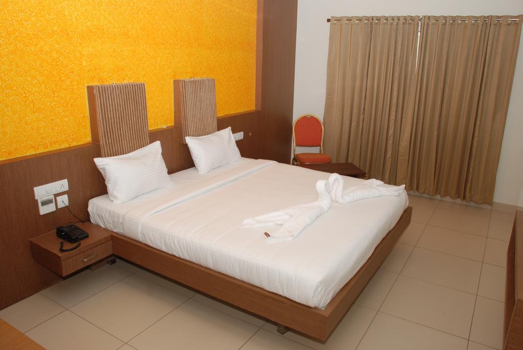 Hotel Pla Amrith Inn Tiruchirappalli Екстер'єр фото