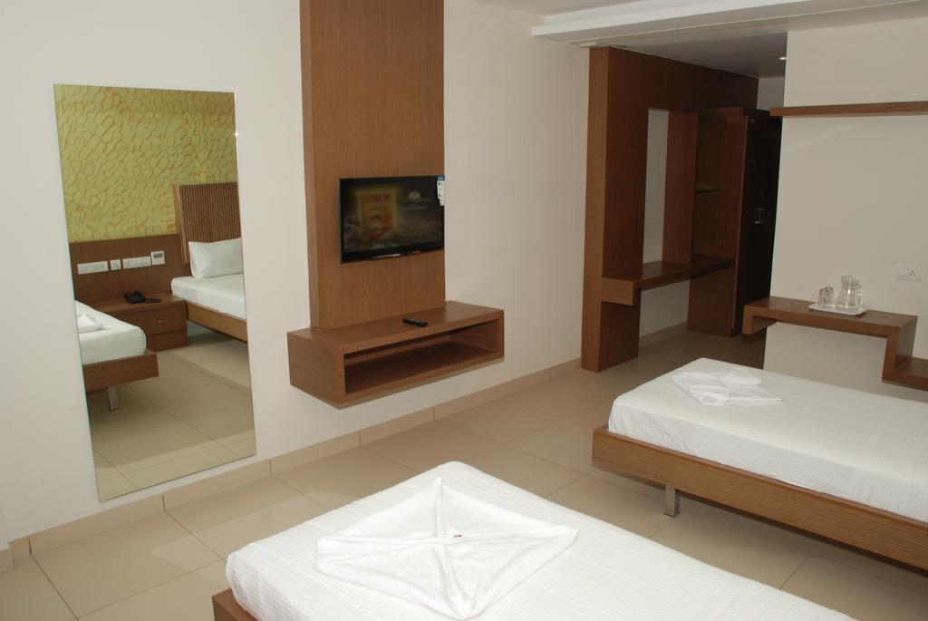 Hotel Pla Amrith Inn Tiruchirappalli Екстер'єр фото