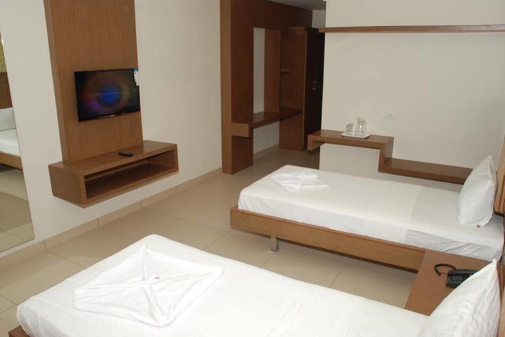 Hotel Pla Amrith Inn Tiruchirappalli Екстер'єр фото
